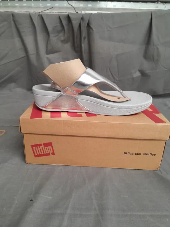 BOXED PAIR OF FITFLOP WOMENS LULU LEATHER TOEPOST SILVER SIZE 8