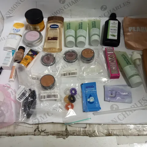 LOT OF APPROX 20 ASSORTED HEALTH AND BEAUTY ITEMS TO INCLUDE MAKEUP, CREAMS, OILS ETC