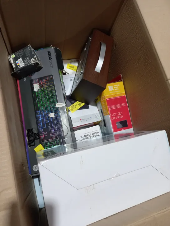 BOX OF APPROXIMATELY 10 ASSORTED ITEMS TO INCLUDE GAMING KEYBOARD, USB CABLE, RADIO ETC