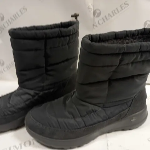 SKECHERS JOY GREY PUFFER BOOTS - 8