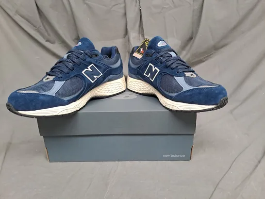 BOXED PAIR OF NEW BALANCE GORE-TEX TRAINERS IN NAVY SUEDE SIZE 8