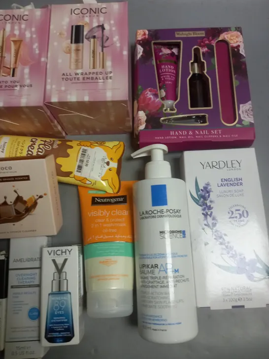 LOT OF APPROXIMATELY 25 ASSORTED HEALTH AND BEAUTY ITEMS TO INCLUDE YARDLEY LUXURY SOAP, ICONIC ALL WRAPPED UP SETS AND COCO SPONGE AND CLEANSER