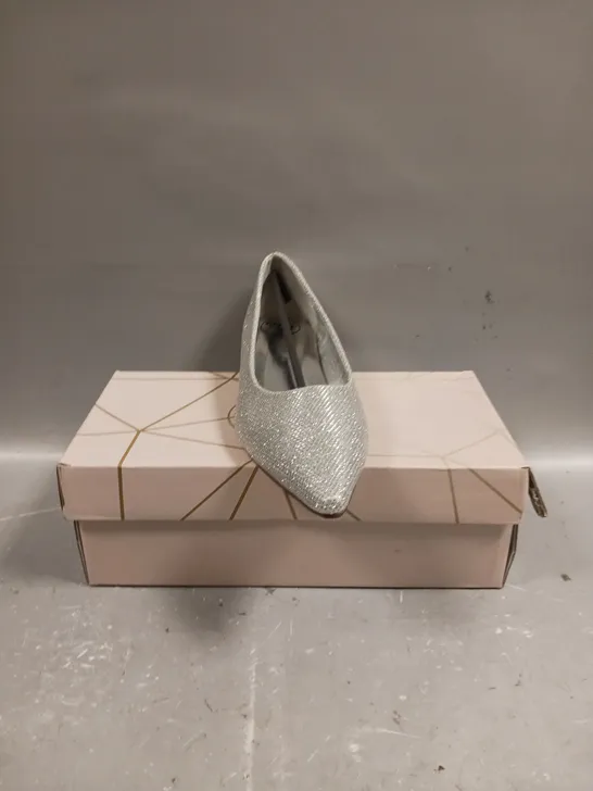 BOXED ESSEX GLAM SILVER GLITTER SLIP ON SHOES - SIZE 4