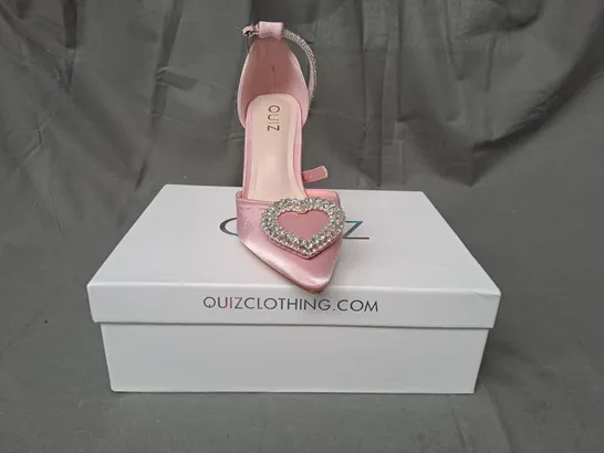 BOXED PAIR OF QUIZ POINTED TOE HEELED SHOES IN PINK W. JEWEL HEART DETAIL SIZE 4