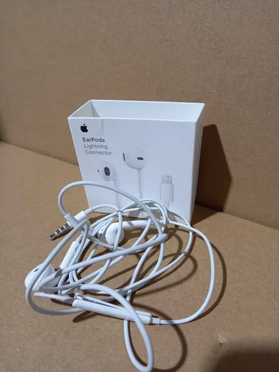 APPLE EARPODS WITH LIGHTENING CONNECTOR 