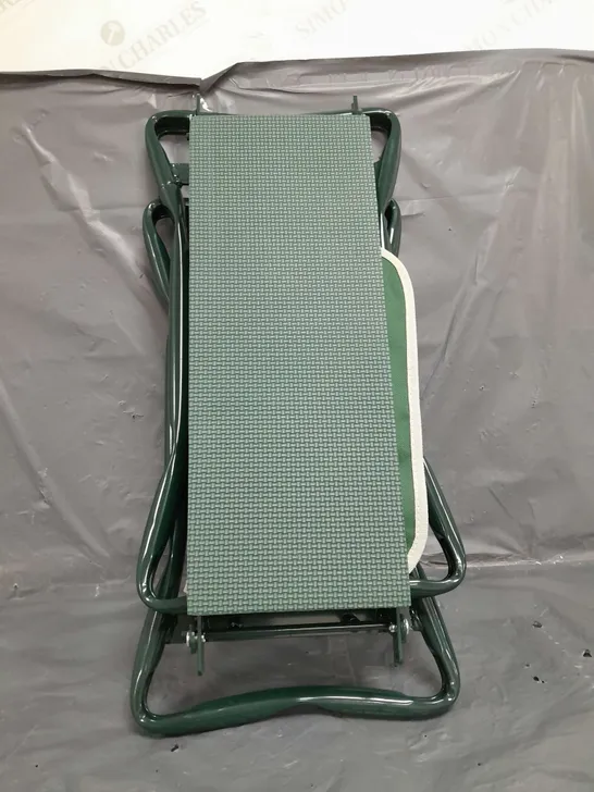 UNBRANDED GREEN FOLDABLE CHAIR 