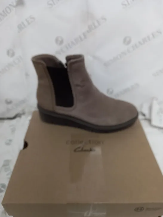 BOXED PAIR OF COLLECTION BY CLARKS AIRABELL MOVE SUEDE BOOTS IN PEBBLE COLOUR SIZE 6