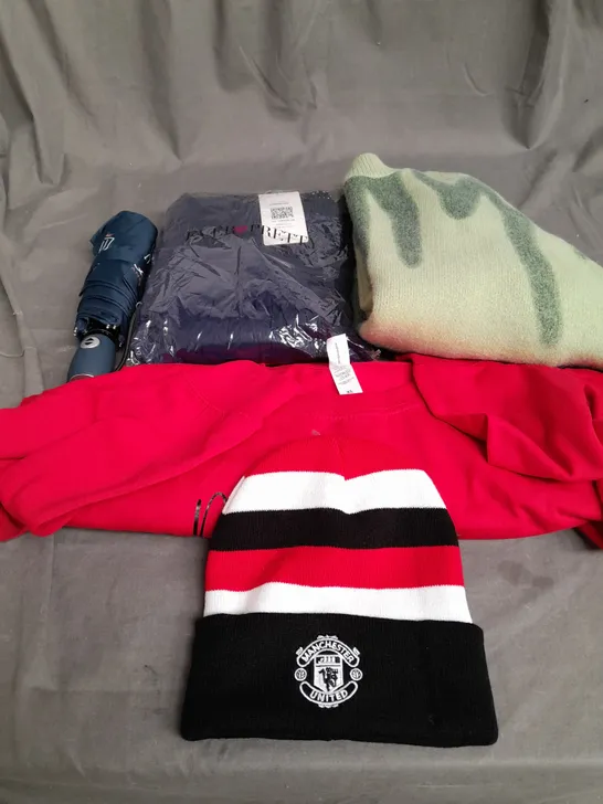 BOX OF APPROXIMATELY 20 ASSORTED CLOTHING ITEMS TO INCLUDE - BEANIE , UMBRELLA , JUMPER ETC