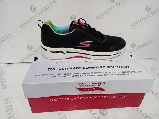 BOXED SKETCHERS GOWALK TRAINERS - SIZE UK 7