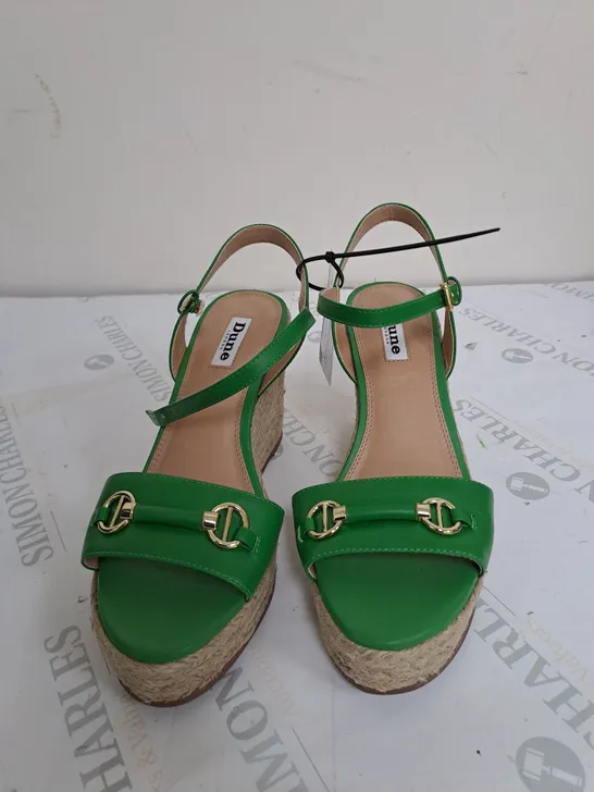 WOMENS DUNE WEDGE SANDAL IN GREEN - SIZE 4