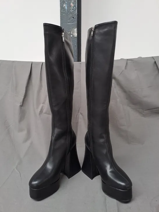 BOXED PAIR OF DESIGNER PLATFORM BLOCK HEEL CHUNKY KNEE-HIGH BOOTS IN BLACK SIZE 4