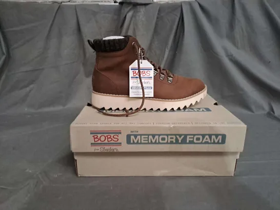 BOBS HIKING BOOTS IN BROWN WITH CREAM BASE - SIZE 4 1/2