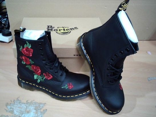 BOXED PAIR OF BLACK FLORAL DR MARTENS BOOTS SIZE 6