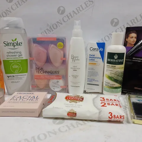 BOX OF APPROX 10 ASSORTED BEAUTY PRODUCTS TO INCLUDE SIMPLE SHOWER GEL, BEAUTY WORKS HEAT PROTECTION SPRAY. CERAVE FACIAL MOISTURISING LOTION, ETC 