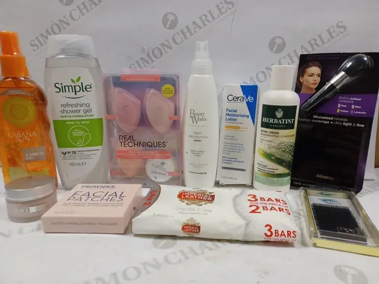 BOX OF APPROX 10 ASSORTED BEAUTY PRODUCTS TO INCLUDE SIMPLE SHOWER GEL, BEAUTY WORKS HEAT PROTECTION SPRAY. CERAVE FACIAL MOISTURISING LOTION, ETC 