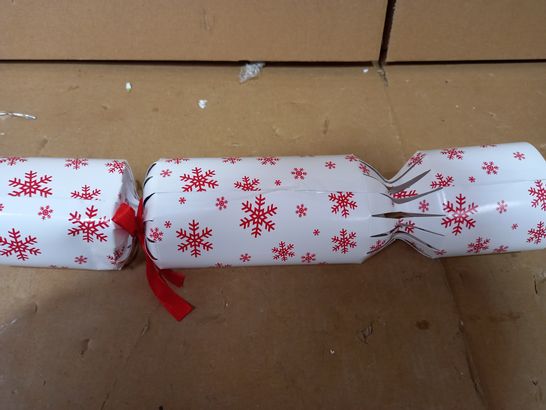 BOXED WHITE/RED CHRISTMAS CRACKER