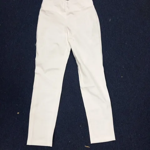 APPROXIMATELY 30 MR MAX FASHIONS IVORY 