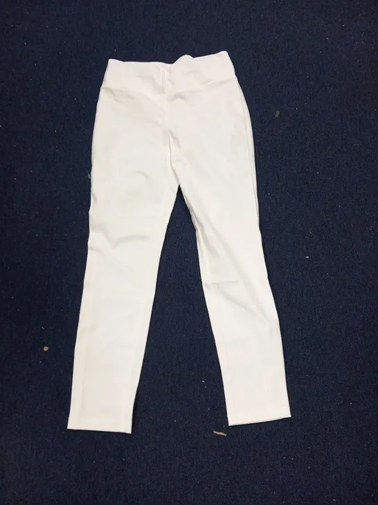 APPROXIMATELY 30 MR MAX FASHIONS IVORY 