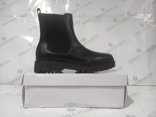 BOXED PAIR OF PRETTY LITTLE THING CHELSEA ANKLE BOOTS IN BLACK SIZE 7