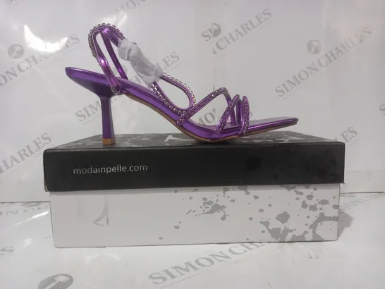 BOXED PAIR OF M BY MODA RHODES OPEN TOE HEELED SANDALS IN METALLIC PURPLE W. JEWEL EFFECT EU SIZE 40