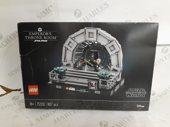 BOXED LEGO EMPERORS THRONE ROOM STAR WARS 75352