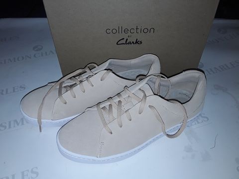 BOXED PAIR OF CLARK'S PAWLEY SPRINGS SHOES IN BLUSH SUEDE - UK 7