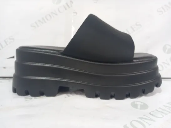 PAIR OF DESIGNER OPEN TOE PLATFORM SLIDERS IN BLACK EU SIZE 40