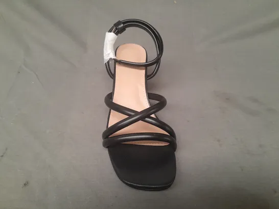 BOXED PAIR OF DESIGNER OPEN TOE BLOCK HEEL SANDALS IN BLACK EU SIZE 41