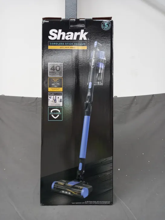 BOXED SHARK ANTI HAIR WRAP CORDLESS VACUUM CLEANER IZ202UK