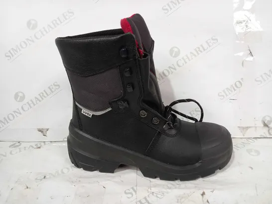 BOXED PAIR OF UVEX SAFETY BOOTS IN BLACK EU SIZE 44