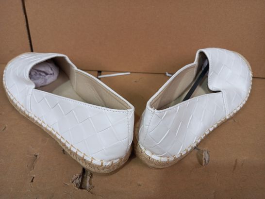 BOXED PAIR OF DESIGNER FOOTWEAR IN WHITE/TAN UK SIZE 8