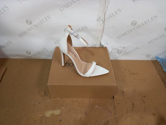 BOXED PAIR OF BOHOO HIGH HEELS SIZE 4