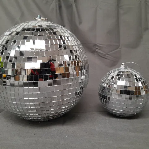 BOXED ASSORTMENT OF 4 MIRROR BALLS IN VARYING SIZES