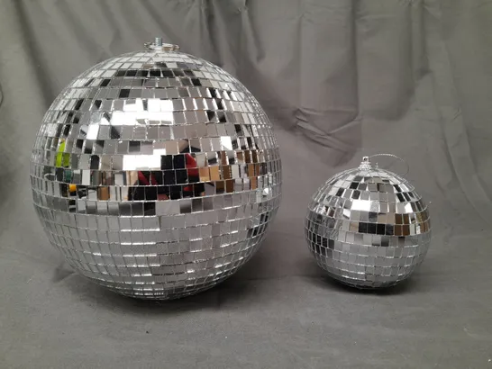BOXED ASSORTMENT OF 4 MIRROR BALLS IN VARYING SIZES