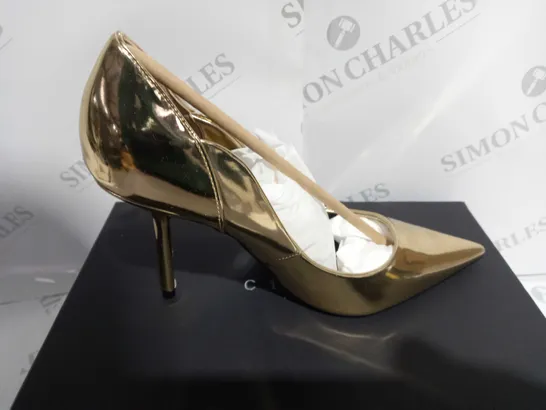 BOXED PAIR OF CLUBL LONDON IN GOLD METALLIC SIZE 6 