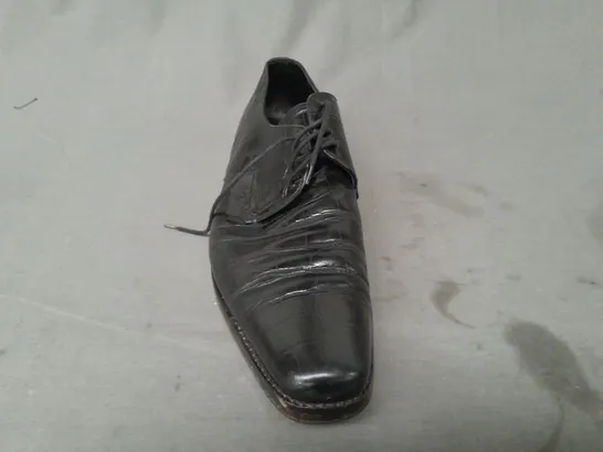 PAIR OF PRADA LACE UP SHOES IN BLACK SIZE 8.5