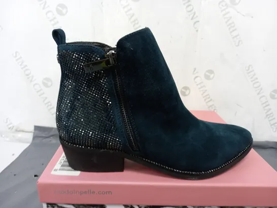 BOXED MODA IN PELLE KATREENA BOOT HEELS IN SEQUIN BLUE - EU 40