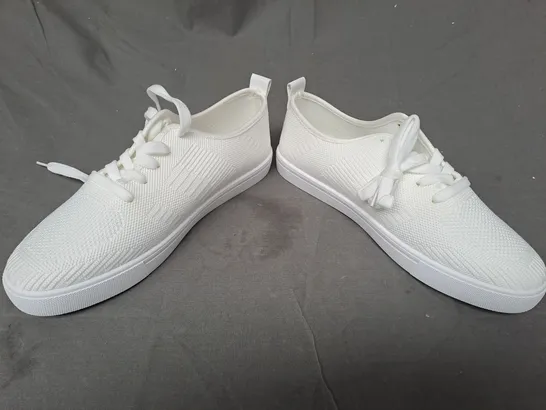 BOXED PAIR OF DESIGNER SHOES IN WHITE EU SIZE 41