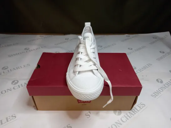 BOXED LEVI MAUI WHITE TRAINERS SIZE 6