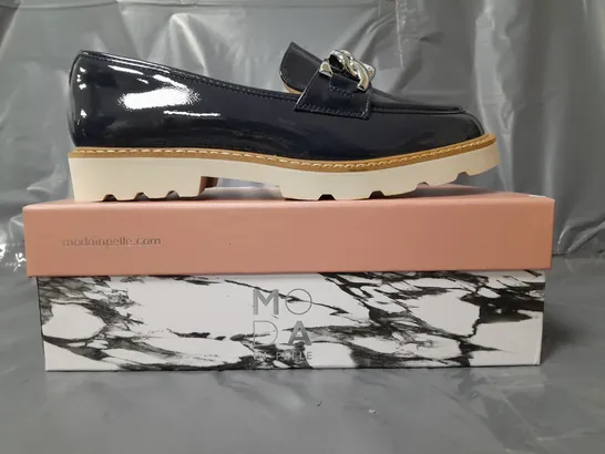 BOXED PAIR OF MODA IN PELLE CHUNKY LOAFERS IN NAVY W. SILVER EFFECT CHAIN SIZE 7