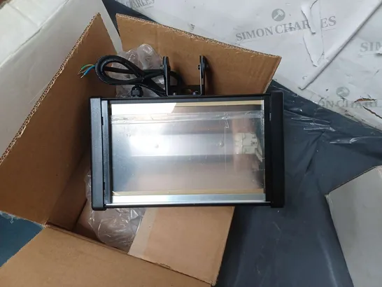 LOT CONTAINING X20 GU4SQSP 230V SQUARE QUADRUPLE GU/Z SPOTLIGHTS, 9 ADJUSTABLE WHITE WALL LIGHTS MODEL WB309 12 LARGE WALL MOUNTED SPOTLIGHTS