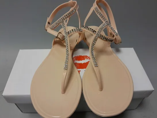 APPROXIMATELY 18 BOXED HOT LIPS SANDALS IN NUDE IN VARIOUS SIZES