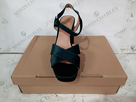 BOXED PAIR OF NEW LOOK VELVET PLATFORM BLOCK HEELED SANDALS IN GREEN UK SIZE 6