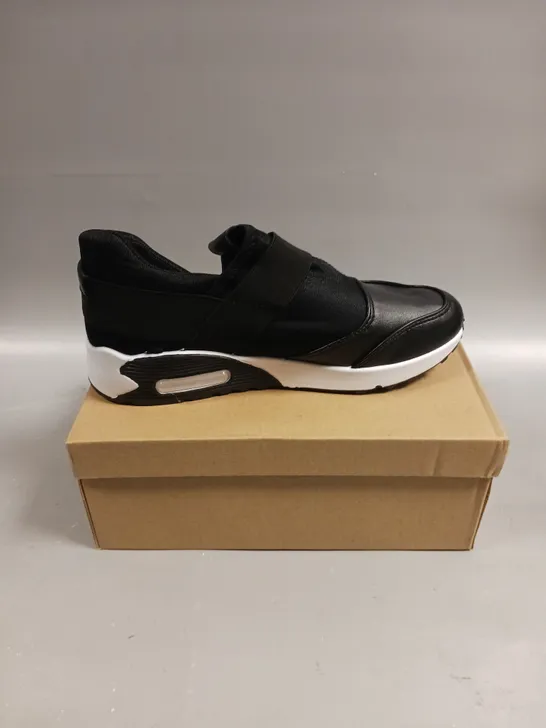 BOXED PAIR OF N/M YG-12 SLIP ON TRAINERS IN BLACK - 4 