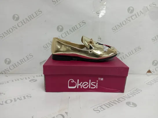 APPROXIMATELY 14 BOXED PAIR KELSI KIDS BUTTERFLY EMBROIDERED LOAFERS IN GOLD TO INCLUDE SIZES 1, 8, 9, 10, 11, 12, 13