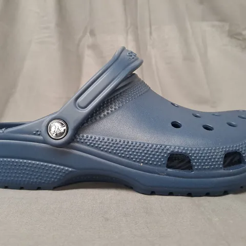 PAIR OF CROCS CLASSICS IN NAVY UK SIZE M9/W10