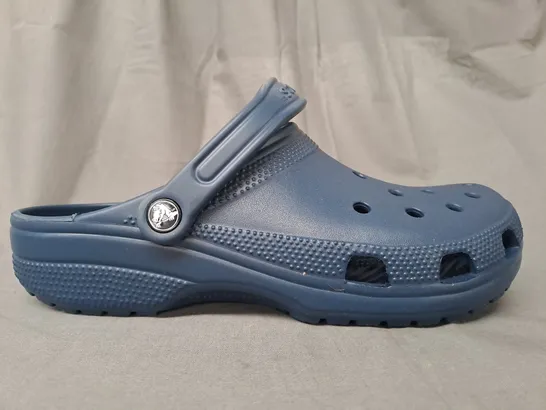 PAIR OF CROCS CLASSICS IN NAVY UK SIZE M9/W10