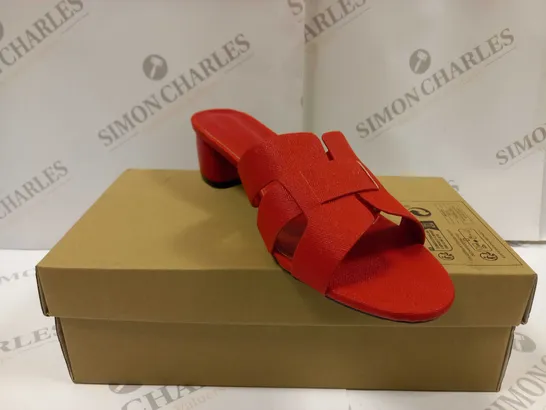 BOXED PAIR OF LOW BLOCK HEEL SANDALS UK SIZE 9