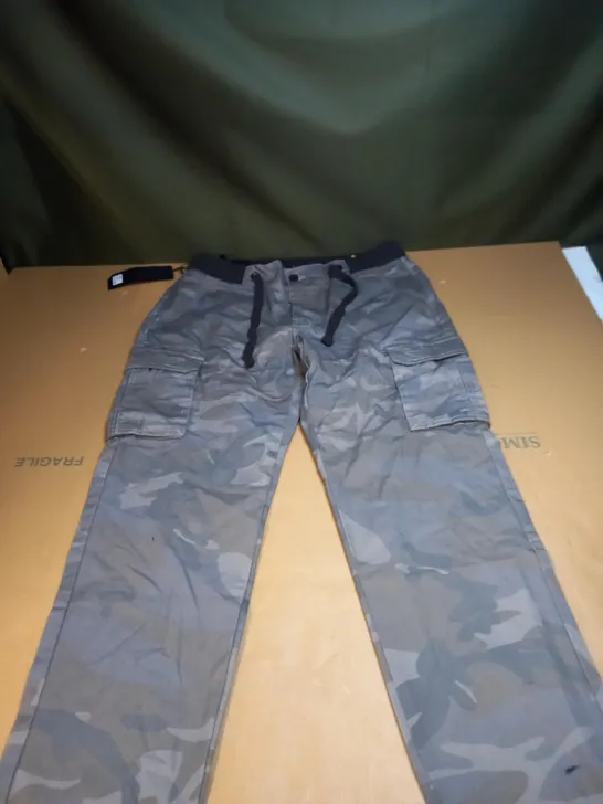 MENS KENZO CAMOUFLAGUE CARGO TROUSER SIZE 34R