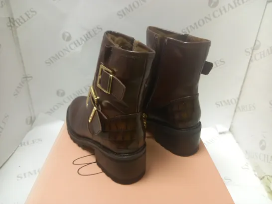 BOXED CORNELIA BROWN LEATHER BOOTS - SIZE 6